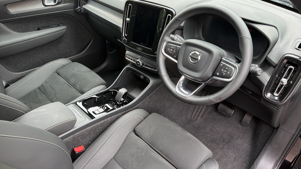 Volvo XC40 2.0 B3P Ultra Black Edition 5dr Auto Petrol Estate - Image 4