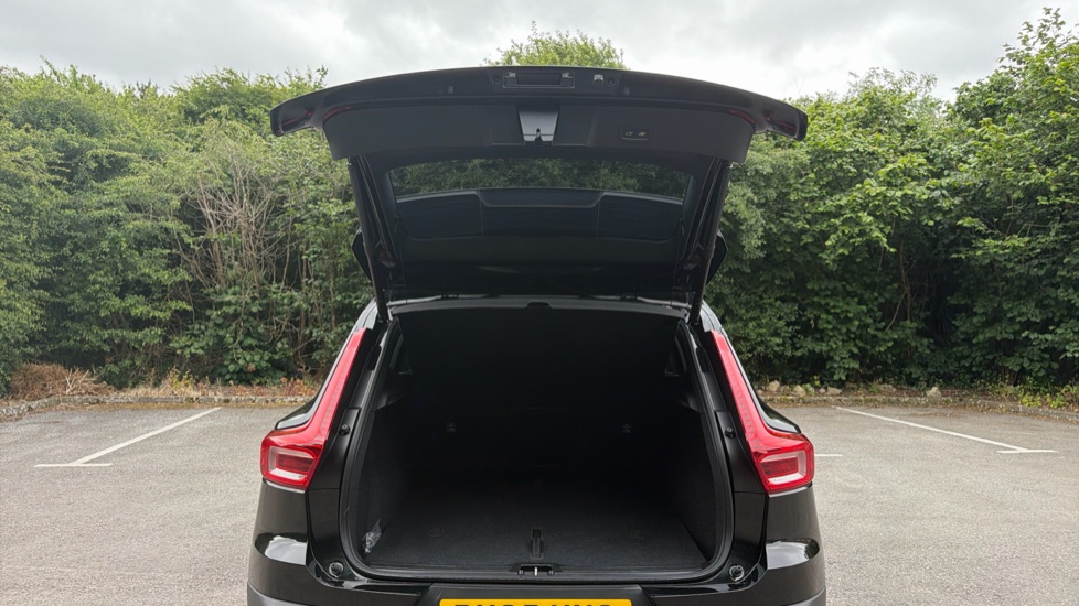 Volvo XC40 2.0 B3P Ultra Black Edition 5dr Auto Petrol Estate - Image 13