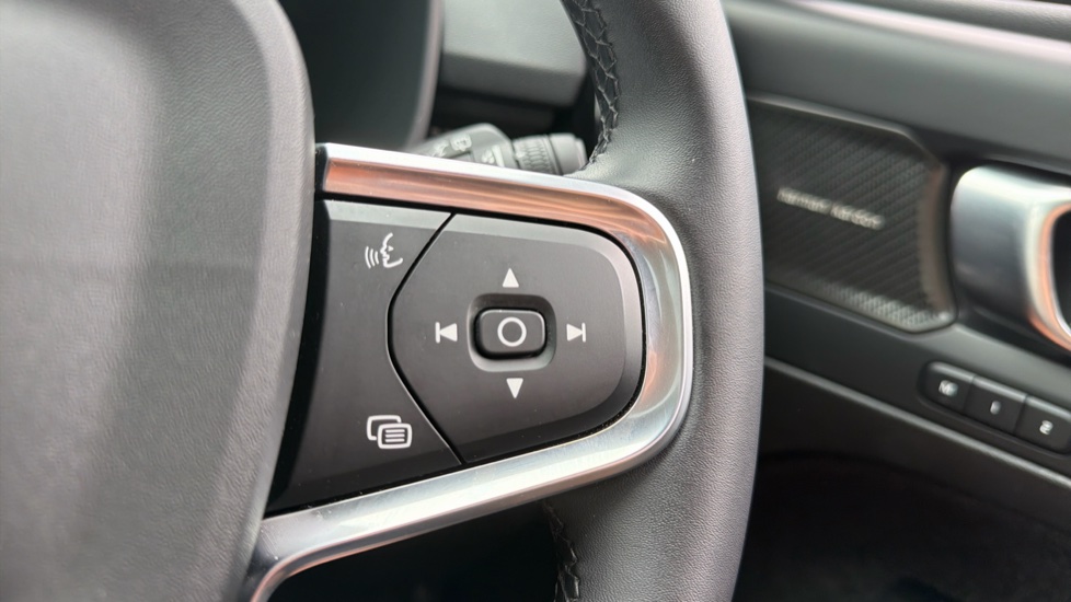 Volvo XC40 2.0 B3P Ultra Black Edition 5dr Auto Petrol Estate - Image 22