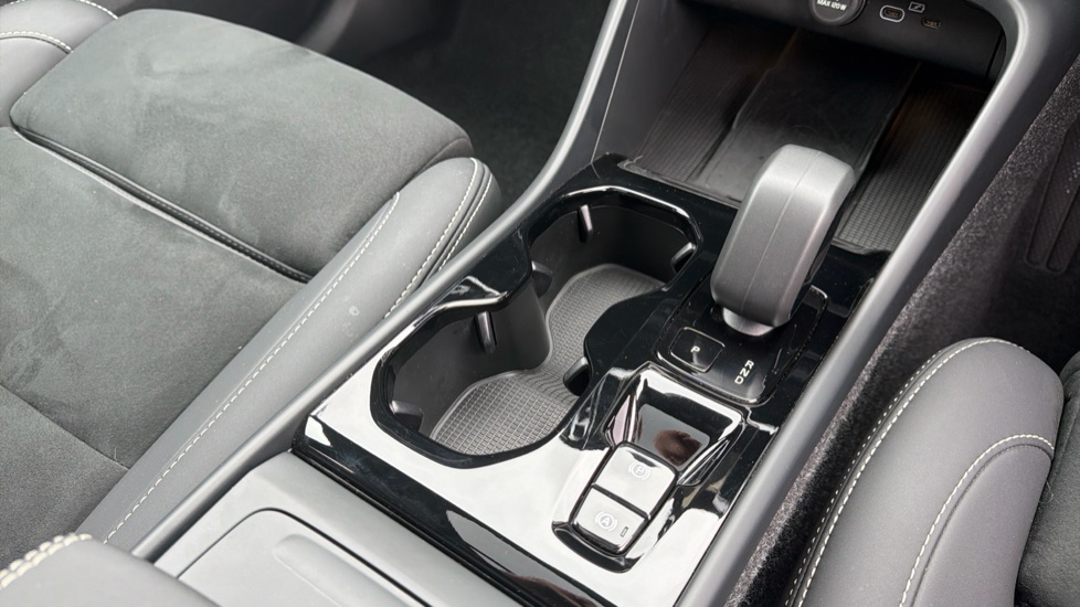 Volvo XC40 2.0 B3P Ultra Black Edition 5dr Auto Petrol Estate - Image 26