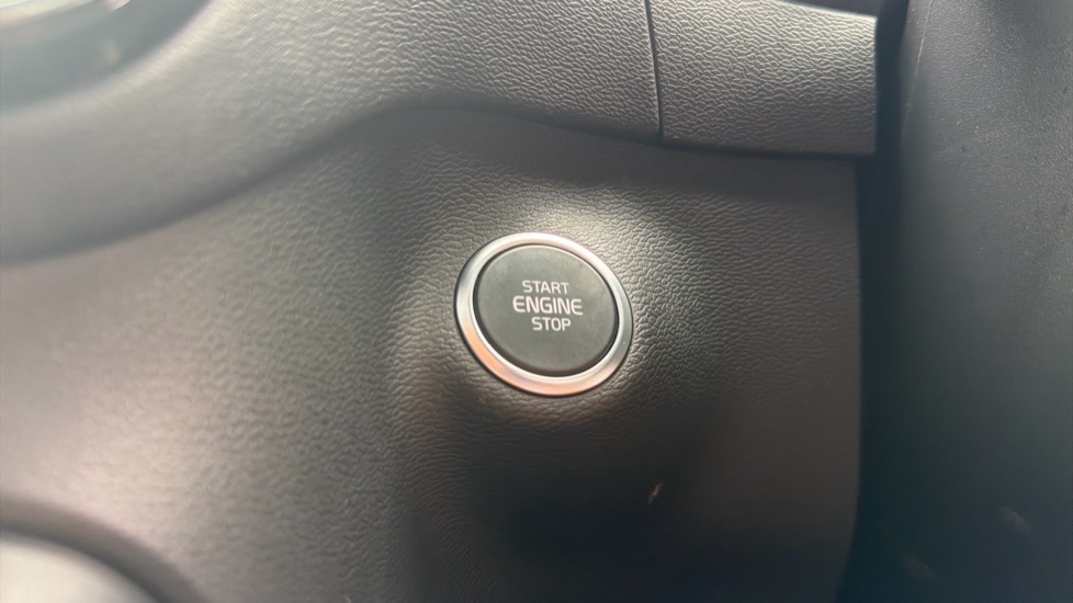 Volvo XC40 2.0 B3P Ultra Black Edition 5dr Auto Petrol Estate - Image 27