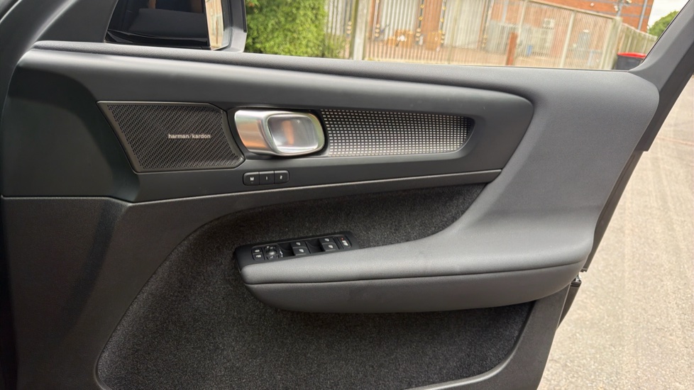 Volvo XC40 2.0 B3P Ultra Black Edition 5dr Auto Petrol Estate - Image 29