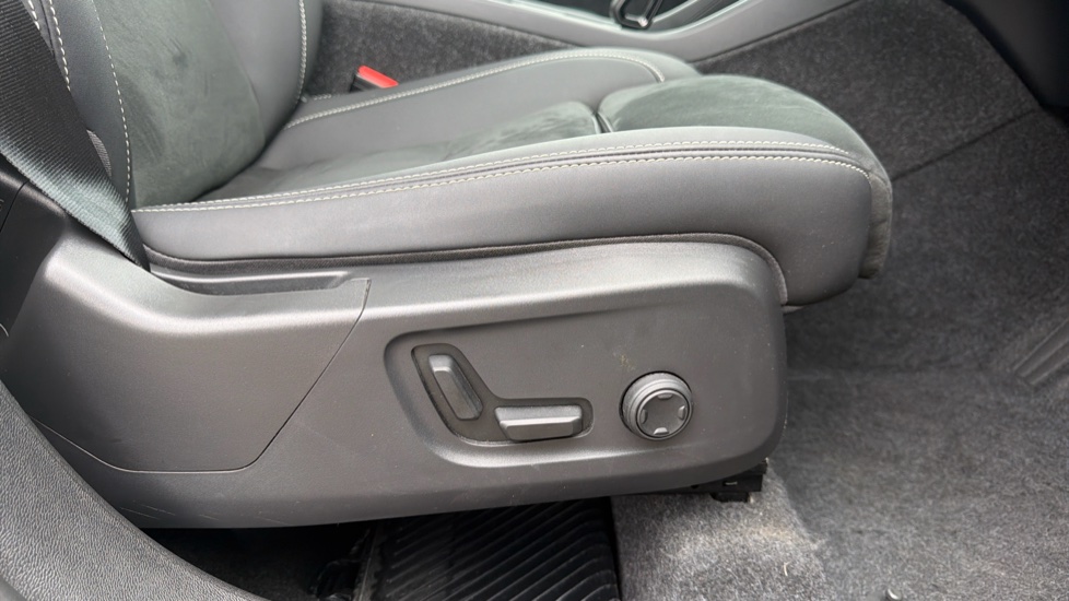 Volvo XC40 2.0 B3P Ultra Black Edition 5dr Auto Petrol Estate - Image 30