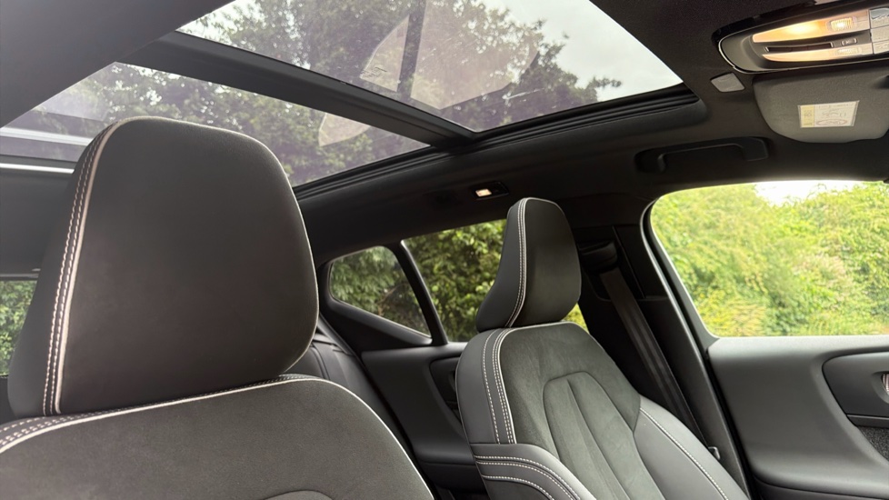Volvo XC40 2.0 B3P Ultra Black Edition 5dr Auto Petrol Estate - Image 31