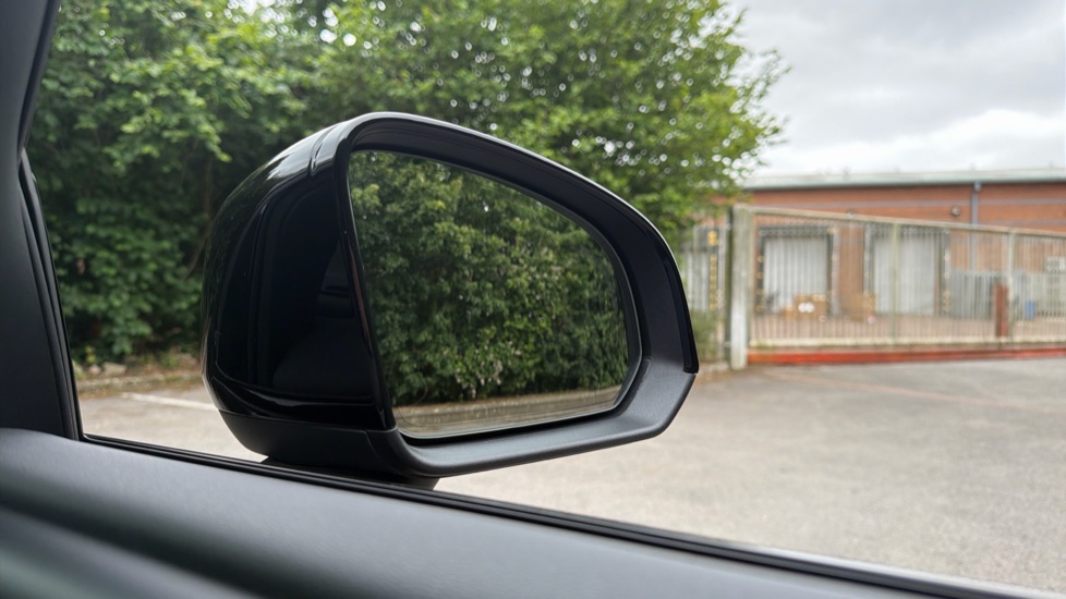 Volvo XC40 2.0 B3P Ultra Black Edition 5dr Auto Petrol Estate - Image 32