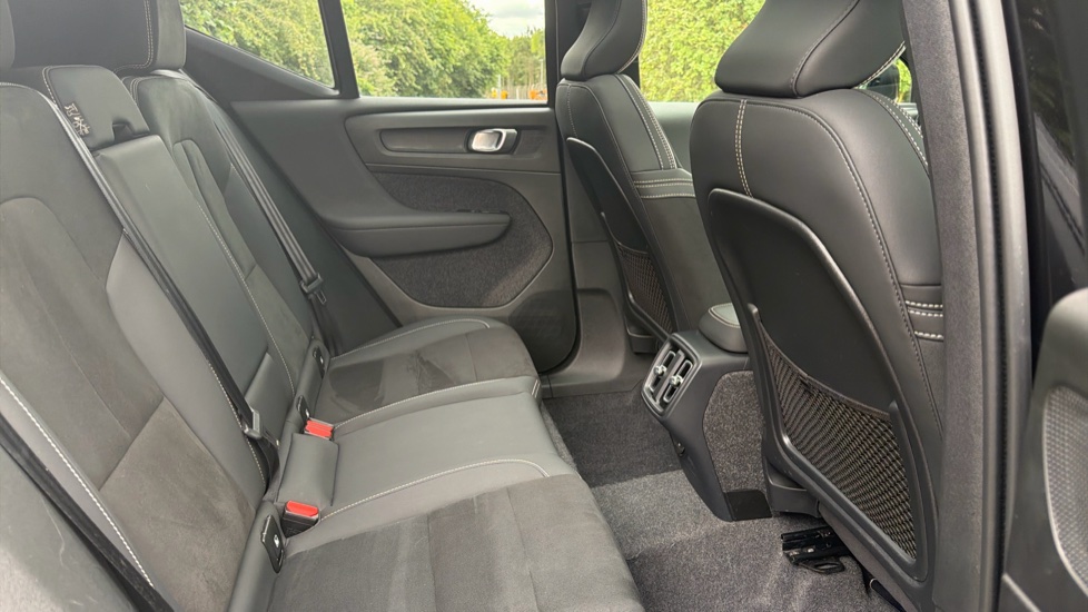Volvo XC40 2.0 B3P Ultra Black Edition 5dr Auto Petrol Estate - Image 33