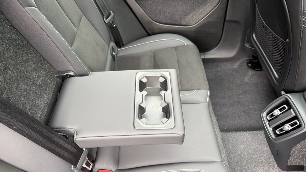 Volvo XC40 2.0 B3P Ultra Black Edition 5dr Auto Petrol Estate - Image 34