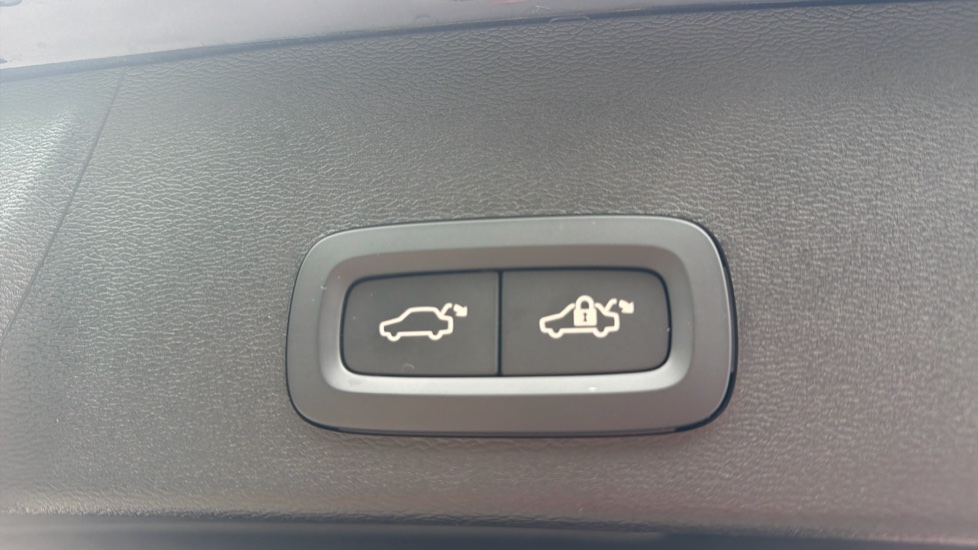 Volvo XC40 2.0 B3P Ultra Black Edition 5dr Auto Petrol Estate - Image 35