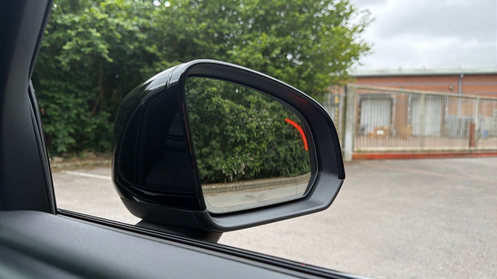 Volvo XC40 2.0 B3P Ultra Black Edition 5dr Auto Petrol Estate - Image 47
