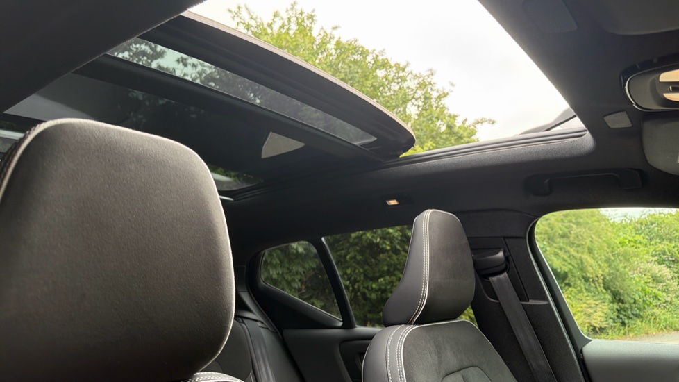 Volvo XC40 2.0 B3P Ultra Black Edition 5dr Auto Petrol Estate - Image 48