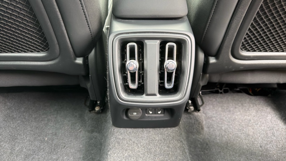 Volvo XC40 2.0 B3P Ultra Black Edition 5dr Auto Petrol Estate - Image 51