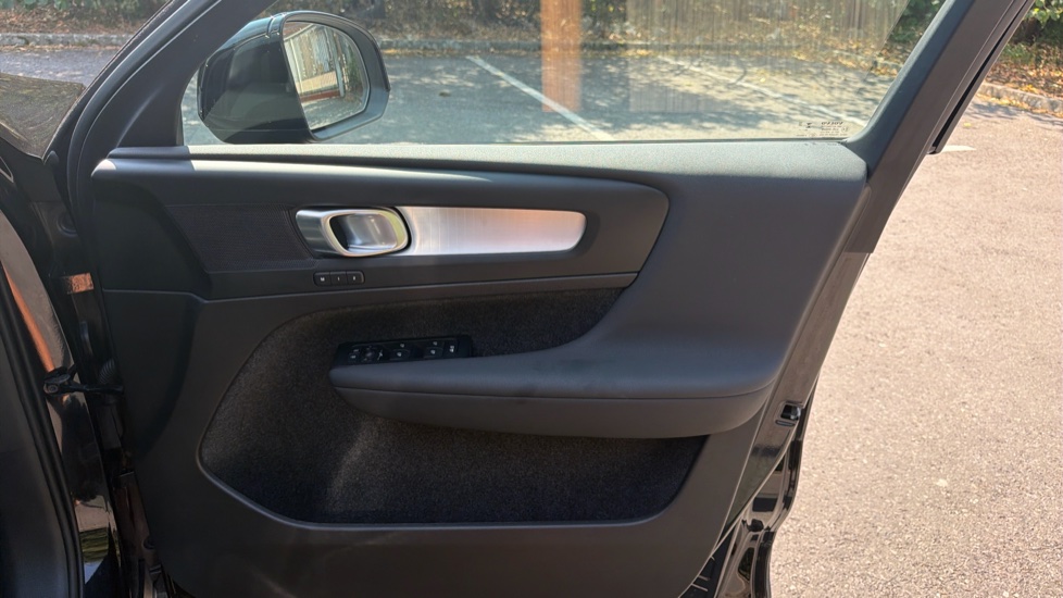 Volvo XC40 2.0 B3P Plus Dark 5dr Auto Petrol Estate - Image 28
