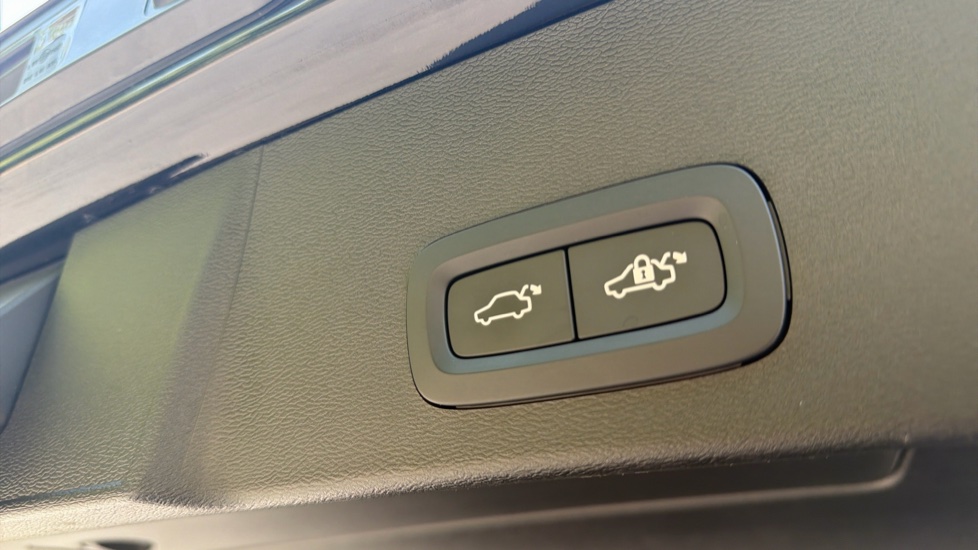 Volvo XC40 2.0 B3P Plus Dark 5dr Auto Petrol Estate - Image 34