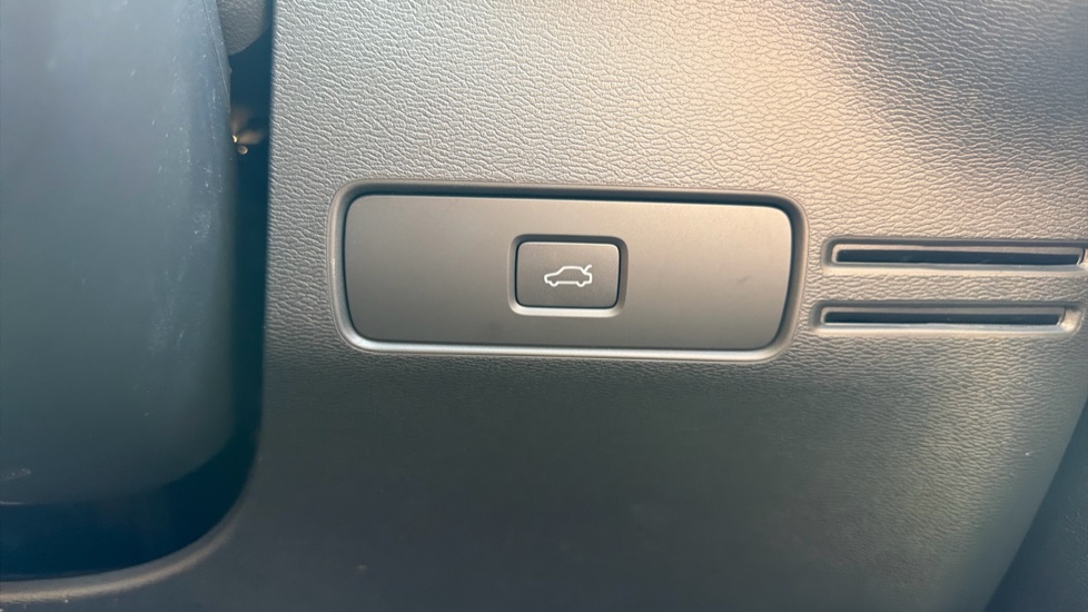 Volvo XC40 2.0 B3P Plus Dark 5dr Auto Petrol Estate - Image 44