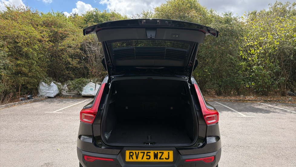 Volvo XC40 2.0 B3P Plus Dark 5dr Auto Petrol Estate - Image 13