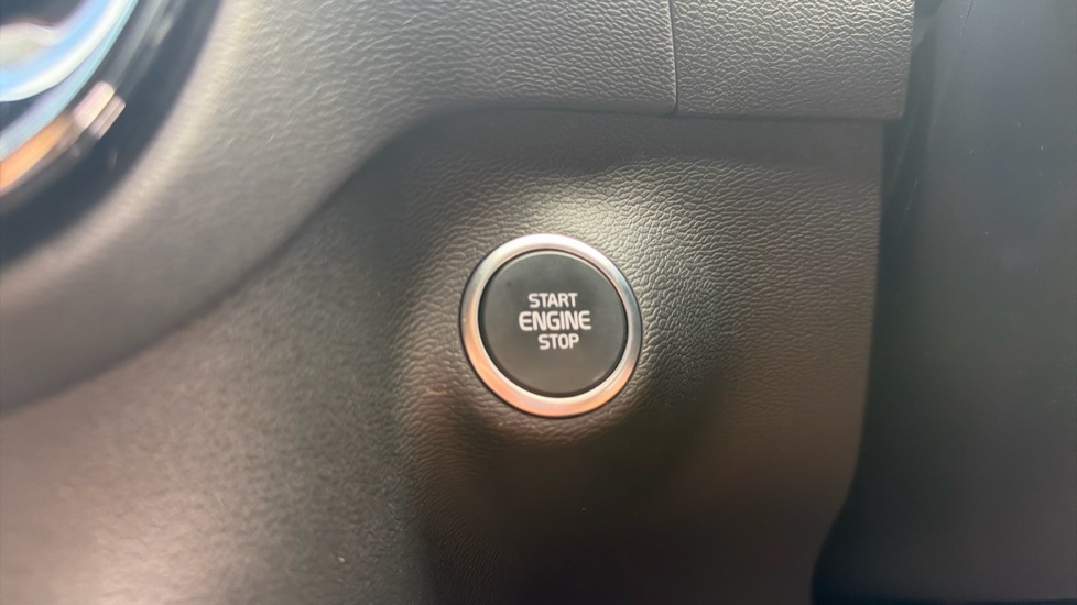 Volvo XC40 2.0 B3P Plus Dark 5dr Auto Petrol Estate - Image 26