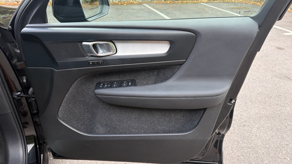 Volvo XC40 2.0 B3P Plus Dark 5dr Auto Petrol Estate - Image 28