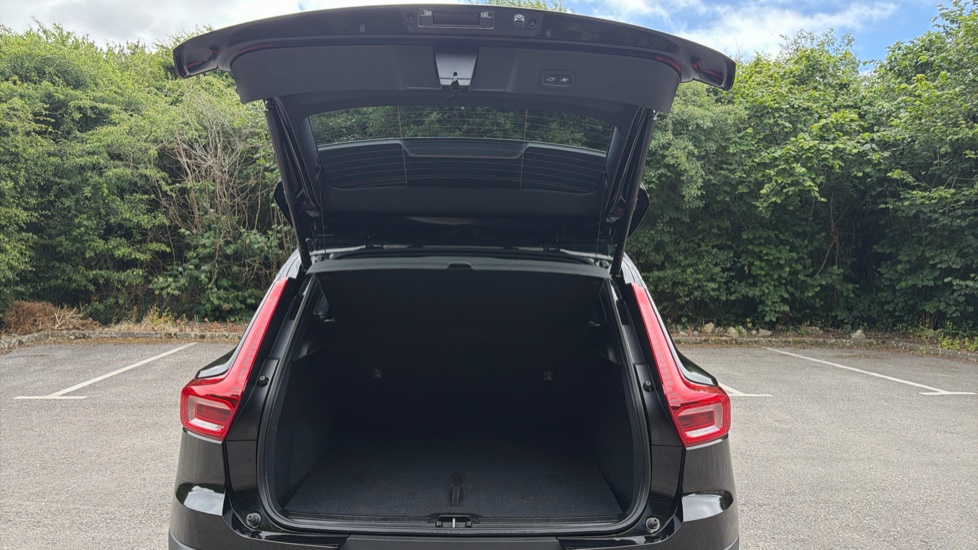 Volvo XC40 2.0 B4P Plus Dark 5dr Auto Petrol Estate - Image 13