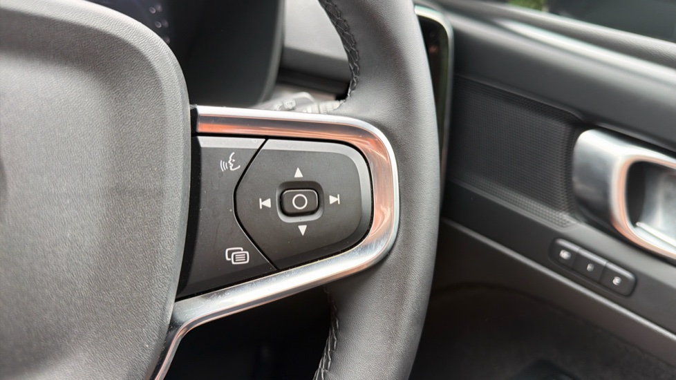 Volvo XC40 2.0 B4P Plus Dark 5dr Auto Petrol Estate - Image 21
