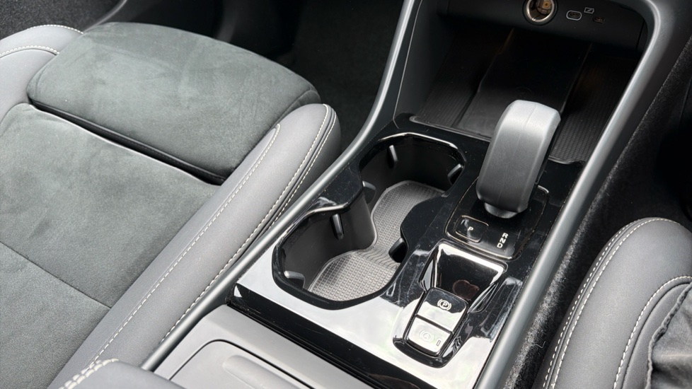 Volvo XC40 2.0 B4P Plus Dark 5dr Auto Petrol Estate - Image 25