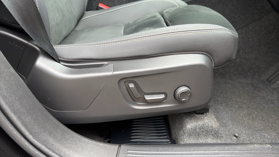 Volvo XC40 2.0 B4P Plus Dark 5dr Auto Petrol Estate - Image 29