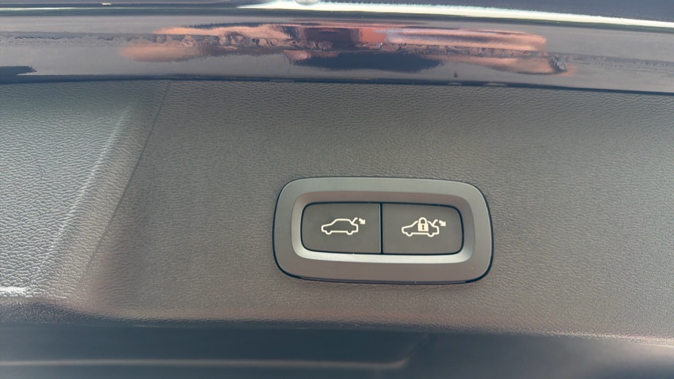 Volvo XC40 2.0 B4P Plus Dark 5dr Auto Petrol Estate - Image 34