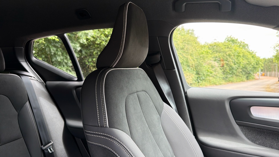 Volvo XC40 2.0 B4P Plus Dark 5dr Auto Petrol Estate - Image 44