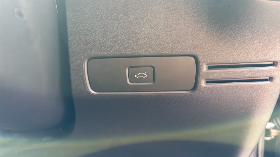 Volvo XC40 2.0 B4P Plus Dark 5dr Auto Petrol Estate - Image 45