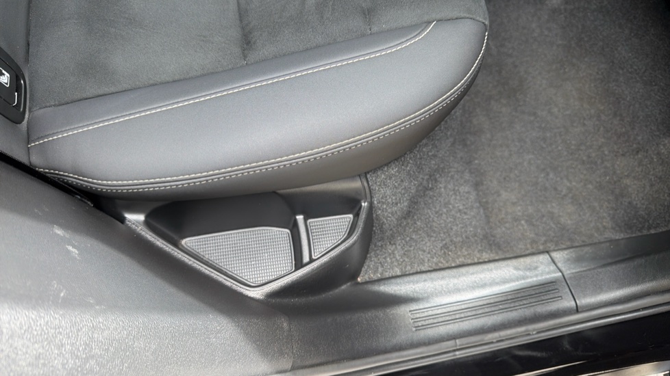 Volvo XC40 2.0 B4P Plus Dark 5dr Auto Petrol Estate - Image 48