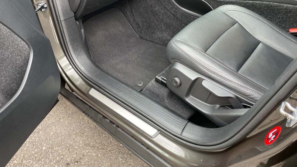 Volvo XC40 1.5 T3 Inscription 5dr Petrol Estate - Image 25