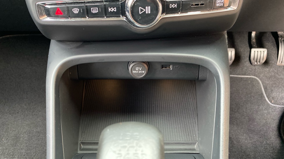 Volvo XC40 1.5 T3 Inscription 5dr Petrol Estate - Image 38