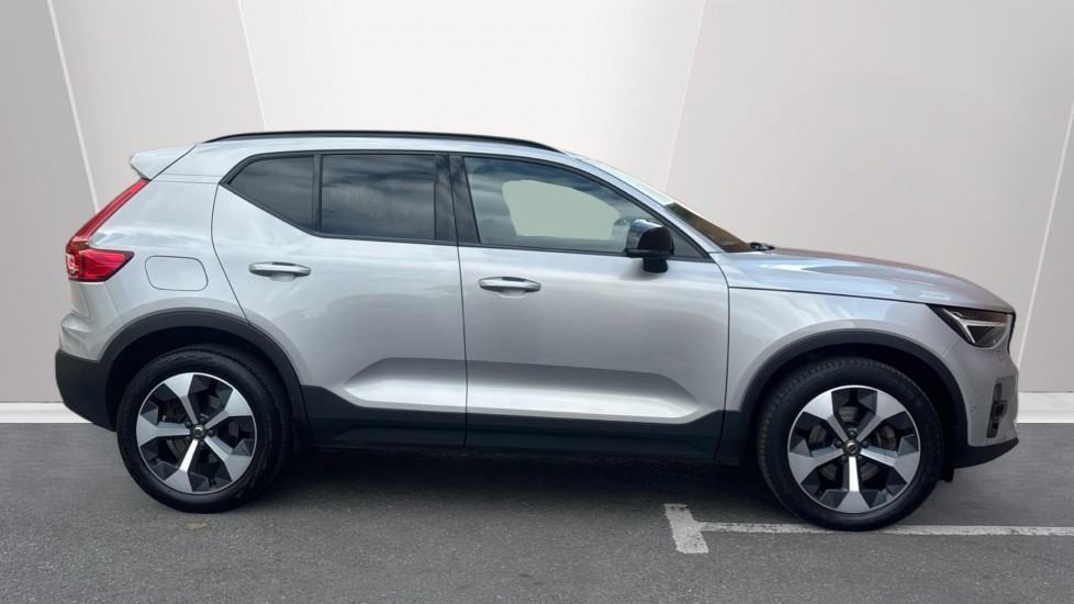 Volvo XC40 2.0 B4P Ultimate Dark 5dr Auto Petrol Estate - Image 3