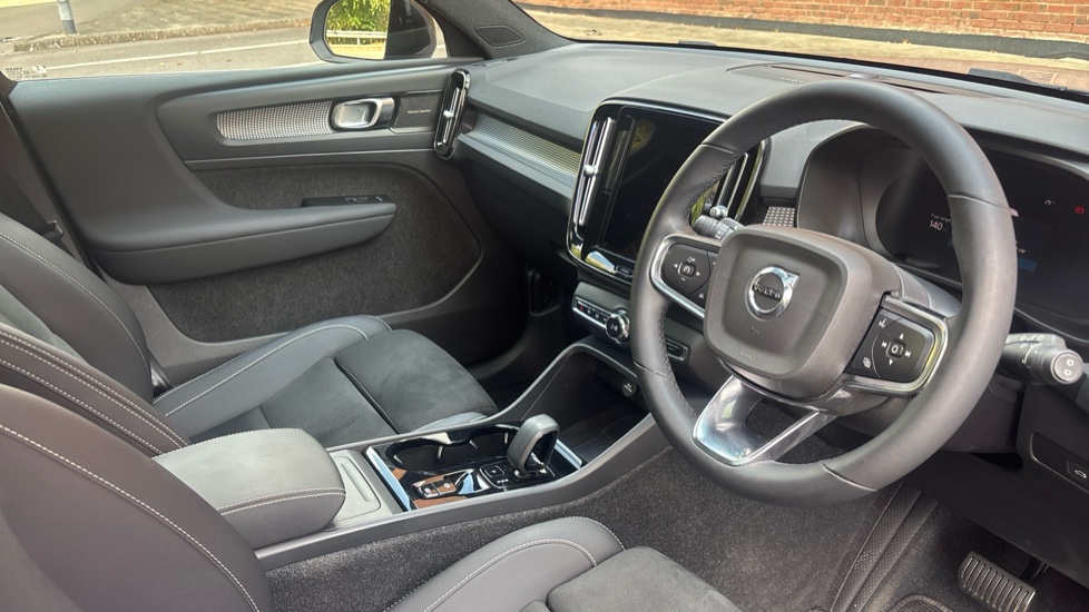 Volvo XC40 2.0 B4P Ultimate Dark 5dr Auto Petrol Estate - Image 4