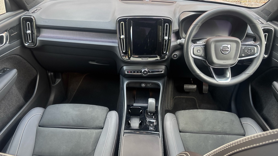 Volvo XC40 2.0 B4P Ultimate Dark 5dr Auto Petrol Estate - Image 5
