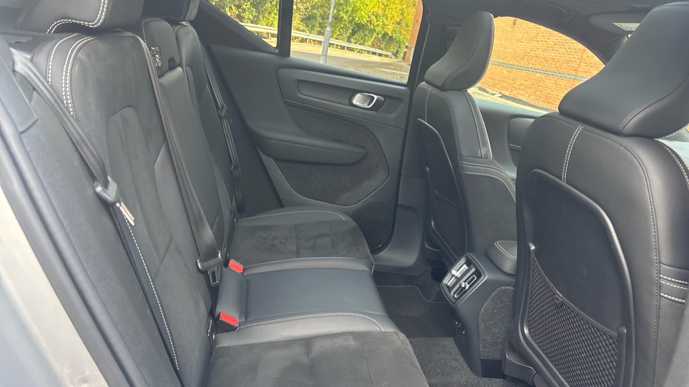 Volvo XC40 2.0 B4P Ultimate Dark 5dr Auto Petrol Estate - Image 6