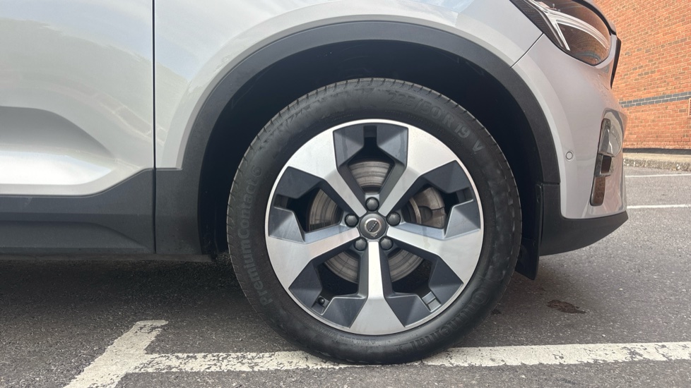 Volvo XC40 2.0 B4P Ultimate Dark 5dr Auto Petrol Estate - Image 9