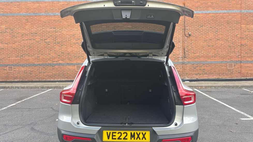 Volvo XC40 2.0 B4P Ultimate Dark 5dr Auto Petrol Estate - Image 13