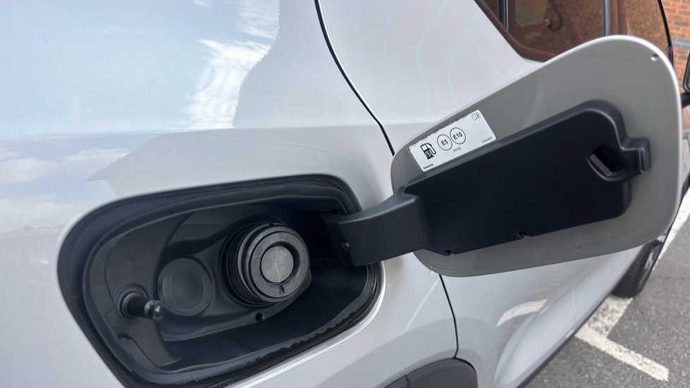 Volvo XC40 2.0 B4P Ultimate Dark 5dr Auto Petrol Estate - Image 16
