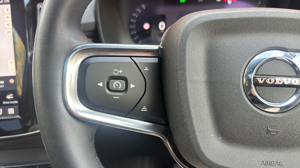 Volvo XC40 2.0 B4P Ultimate Dark 5dr Auto Petrol Estate - Image 21