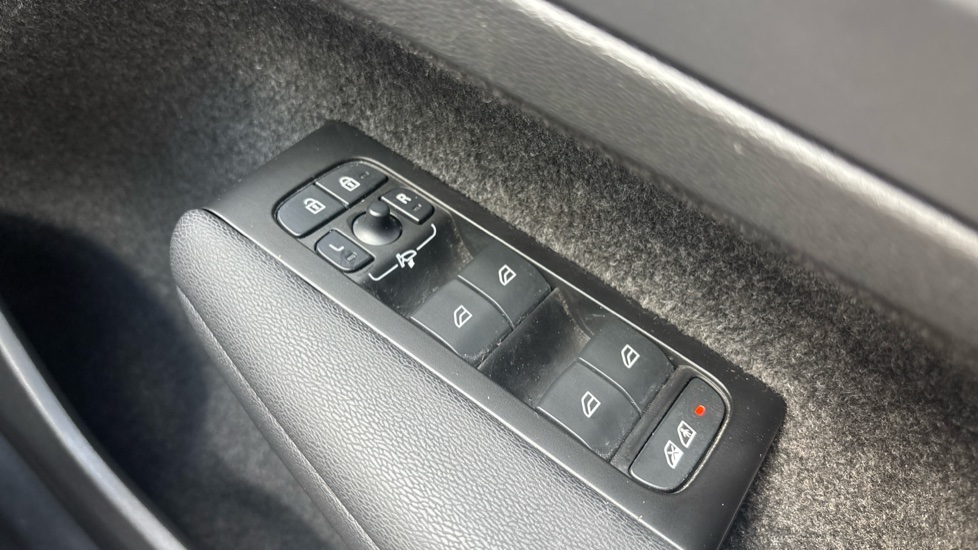 Volvo XC40 2.0 B4P Ultimate Dark 5dr Auto Petrol Estate - Image 24