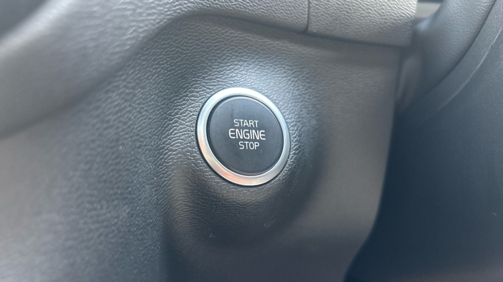 Volvo XC40 2.0 B4P Ultimate Dark 5dr Auto Petrol Estate - Image 26