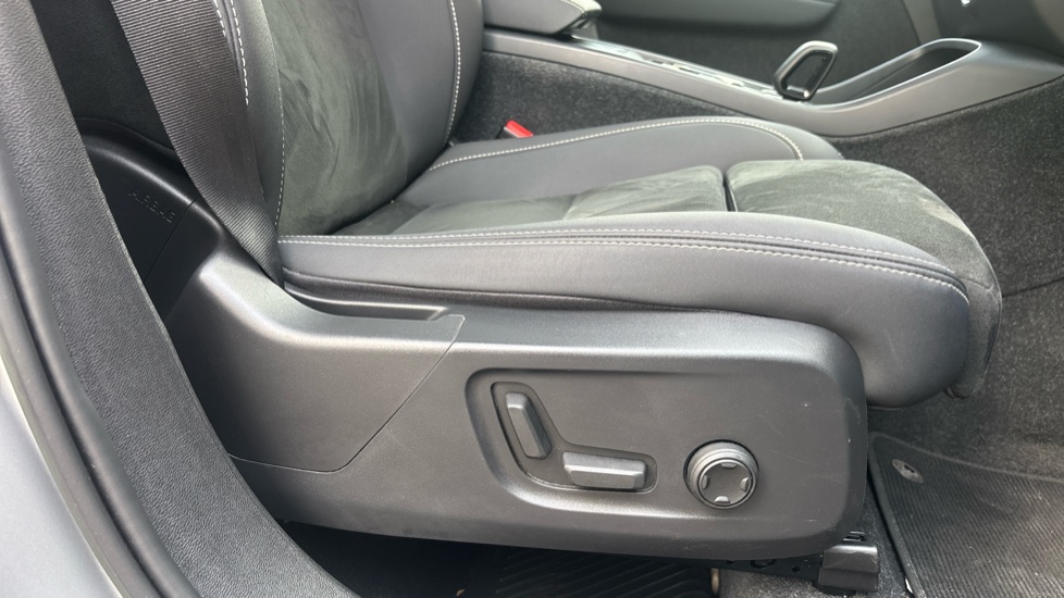 Volvo XC40 2.0 B4P Ultimate Dark 5dr Auto Petrol Estate - Image 29