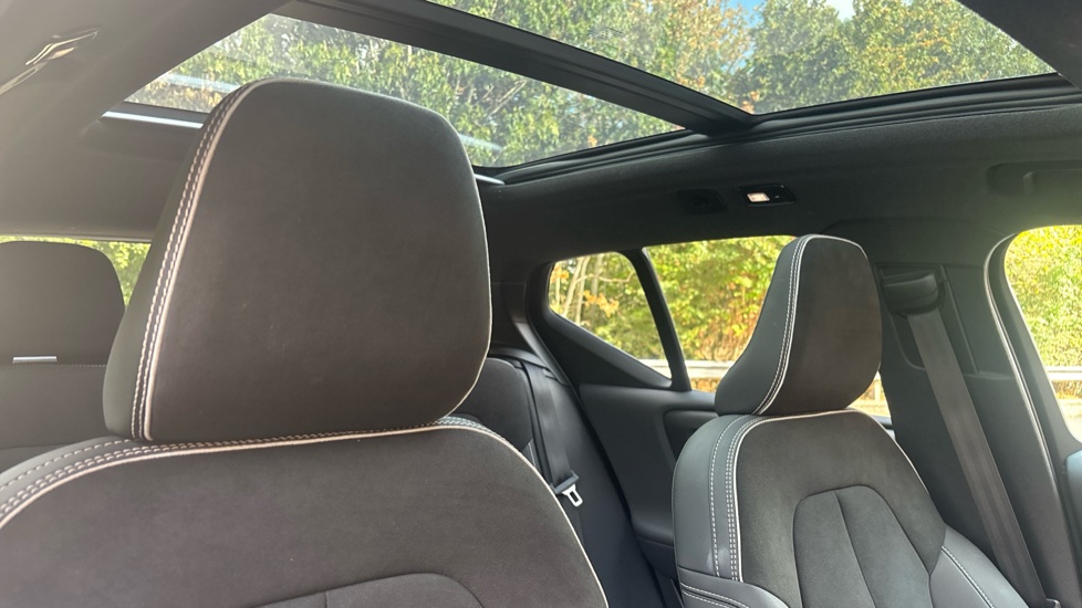 Volvo XC40 2.0 B4P Ultimate Dark 5dr Auto Petrol Estate - Image 30