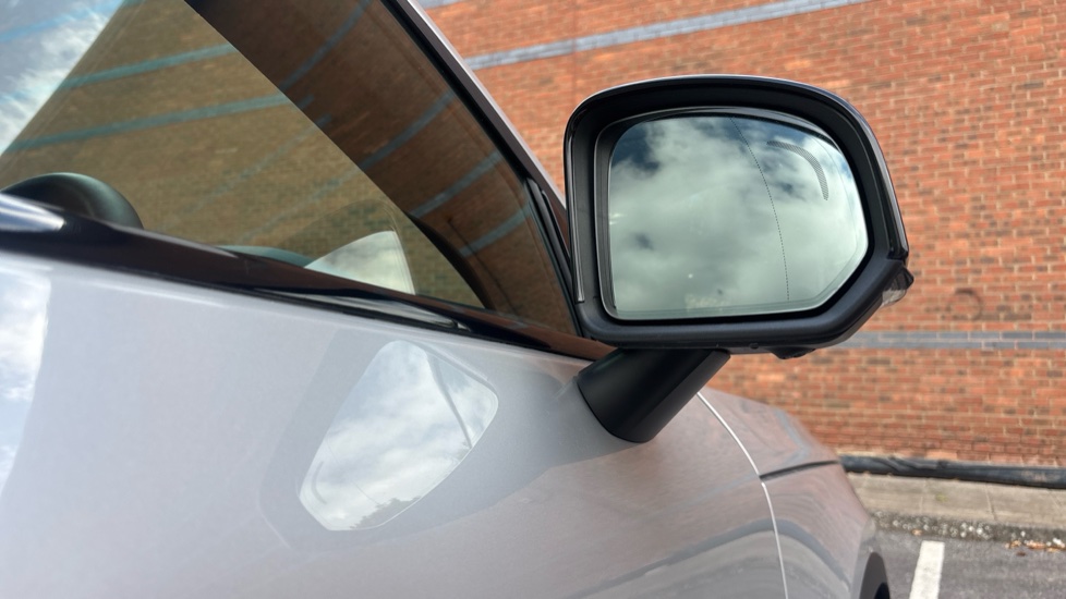 Volvo XC40 2.0 B4P Ultimate Dark 5dr Auto Petrol Estate - Image 31