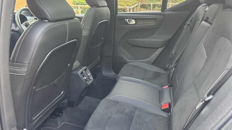 Volvo XC40 2.0 B4P Ultimate Dark 5dr Auto Petrol Estate - Image 32