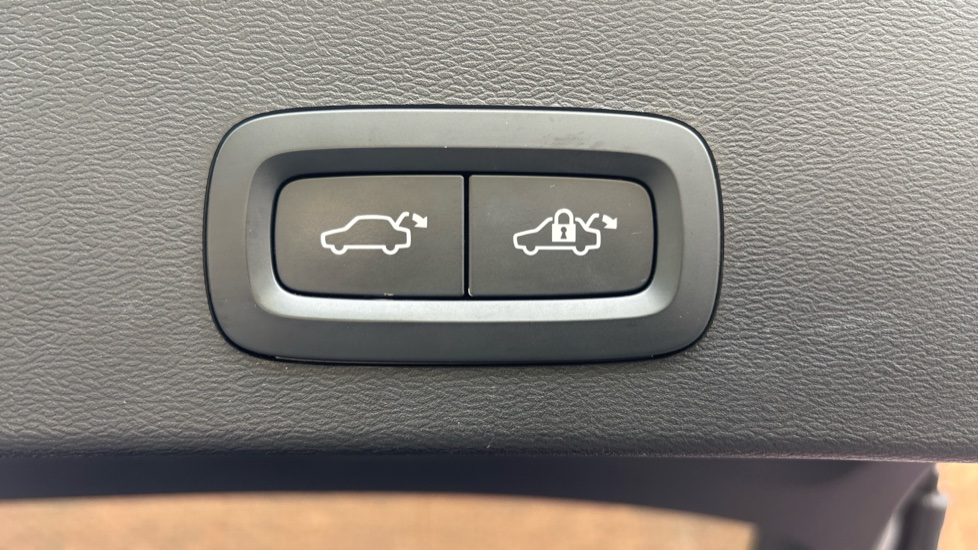 Volvo XC40 2.0 B4P Ultimate Dark 5dr Auto Petrol Estate - Image 34