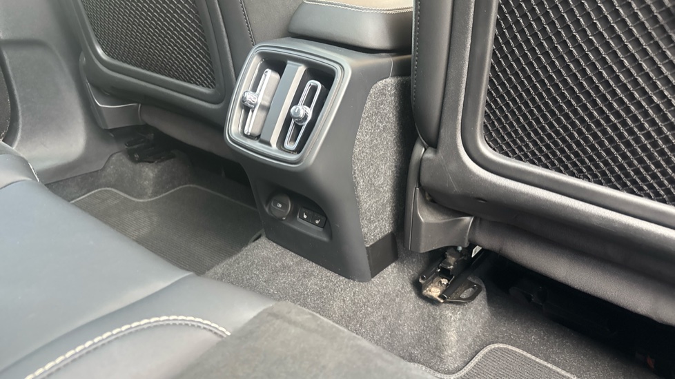 Volvo XC40 2.0 B4P Ultimate Dark 5dr Auto Petrol Estate - Image 35