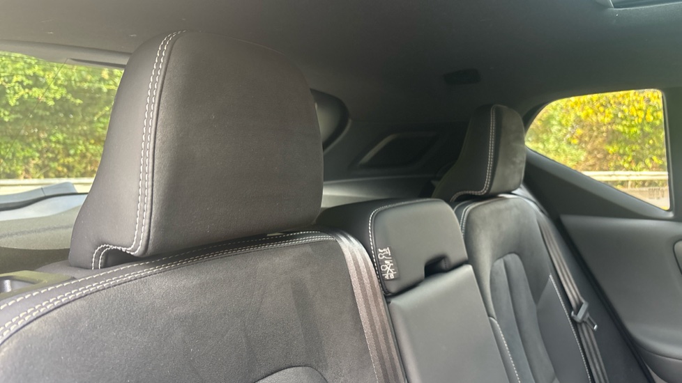 Volvo XC40 2.0 B4P Ultimate Dark 5dr Auto Petrol Estate - Image 37