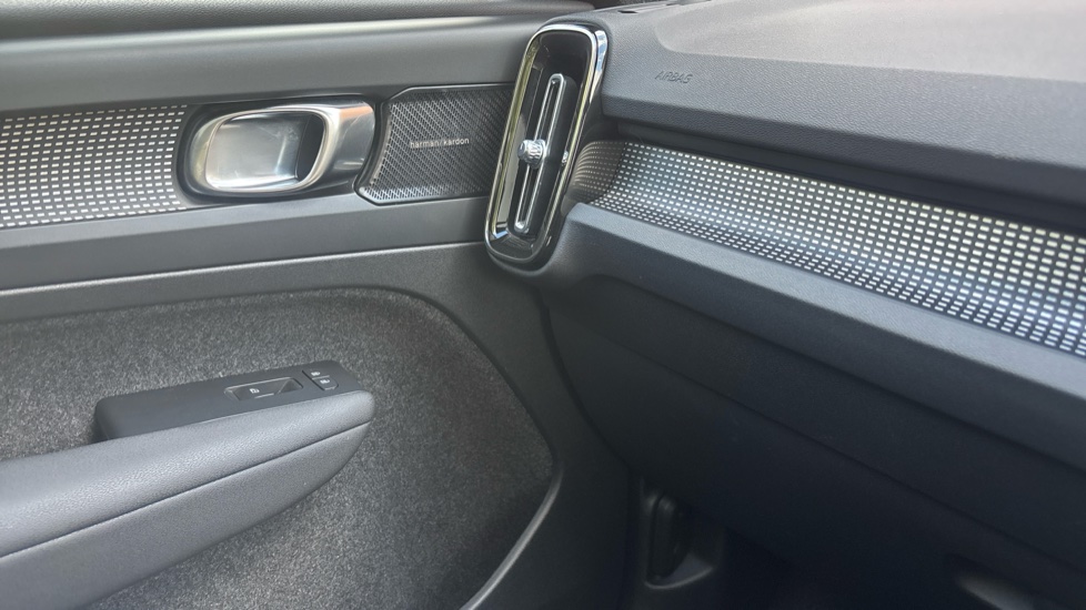 Volvo XC40 2.0 B4P Ultimate Dark 5dr Auto Petrol Estate - Image 38
