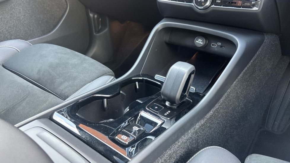 Volvo XC40 2.0 B4P Ultimate Dark 5dr Auto Petrol Estate - Image 40